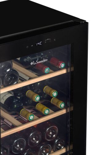 découvrez l'univers de la sommelière : alliant élégance et technologie pour sublimer l'art du vin et offrir une expérience unique.